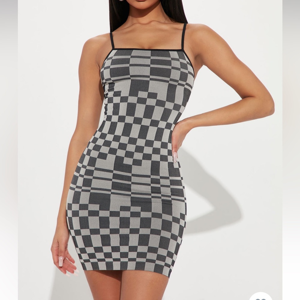 Seamless, dark black checkered dress